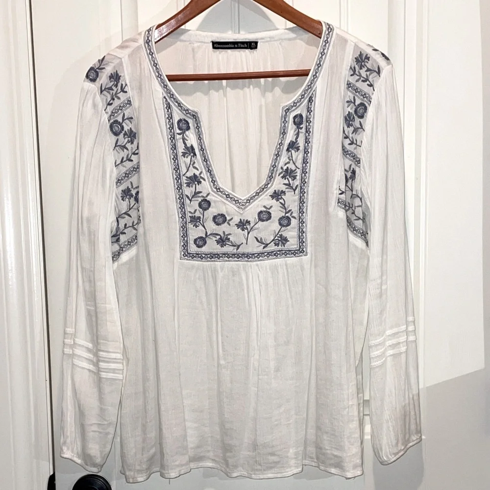 Abercrombie & Fitch XL White gauzy Peasant top with detailed Blue Embroidery - Picture 11 of 11